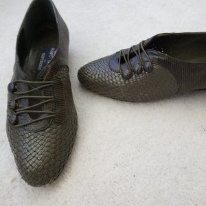 STUART WEITZMAN -- Olive Green Woven Leather - 5-1/2